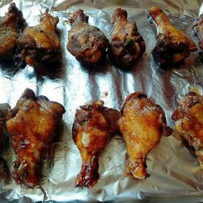 20分钟取出烤盘，换了一张锡纸，刷上一层酱汁，撒上少许椒盐粉，孜然粉，(喜欢吃辣的还可以撒上一些辣椒粉) 再次入烤箱中层，200度烤10分钟，(温度根据自家烤箱另定)