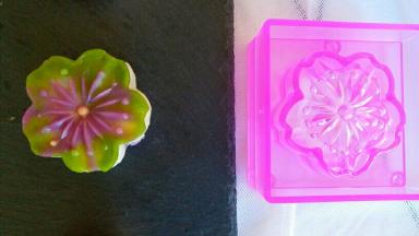 樱花形的彩色冰皮月饼