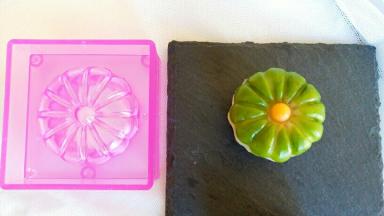 菊花形状的冰皮月饼