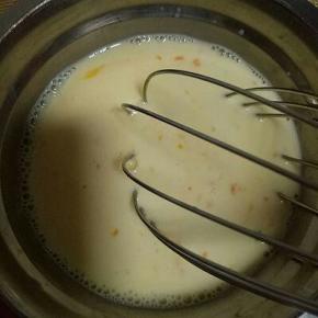 鸡蛋敲再碗里，手动打蛋器打散，加入牛奶继续打均匀。