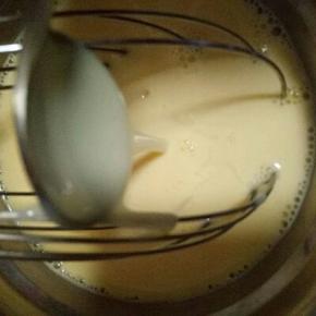 加一勺炼乳拌均匀。