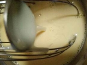 加一勺炼乳拌均匀。