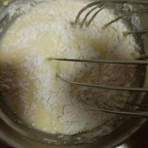 加入低筋面粉，搅拌均匀，看不到干粉。(面粉过不过滤无所谓，看下面的步骤)