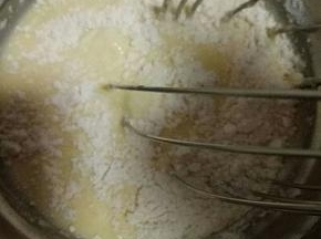 加入低筋面粉，搅拌均匀，看不到干粉。(面粉过不过滤无所谓，看下面的步骤)