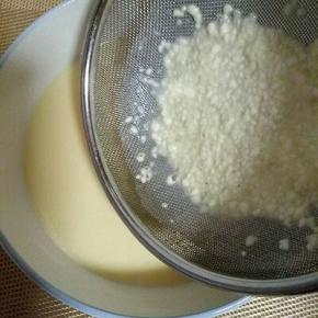 蛋挞液做完后过细筛，(不可以省略。)