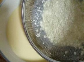 蛋挞液做完后过细筛，(不可以省略。)