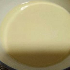 过滤过的蛋挞液非常细腻。