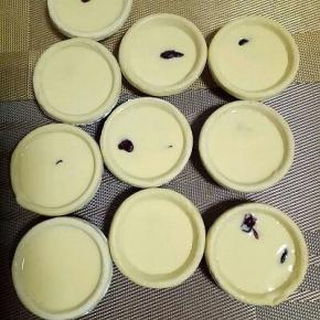 把蛋挞我加入蛋挞皮中，加入蔓越莓好，盛入蛋液，八分满。