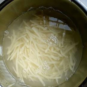 土豆去皮后洗干净，用剥丝工具剥丝，(刀功好的话，切也是可以哈) 冷水冲洗两遍。