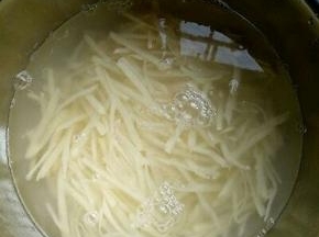 土豆去皮后洗干净，用剥丝工具剥丝，(刀功好的话，切也是可以哈) 冷水冲洗两遍。