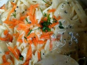 再将胡萝卜切丝，营养颜色搭配(^_^)