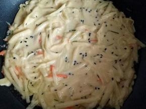 平底锅加入少量油，油温达到时盛一勺面糊倒入锅中，摊平整。