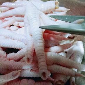 首先处理鸡爪，把鸡爪的指甲剪掉，如图，依次完成。