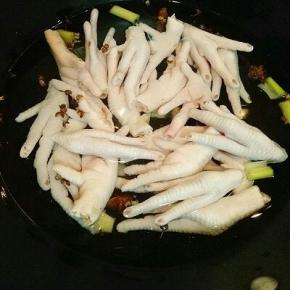 锅中加入没过鸡爪的水，加入调味料？