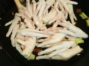 锅中加入没过鸡爪的水，加入调味料？