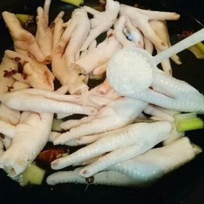 加入料酒，盐，糖大火烧开，，撇出沫子，转中小火13分钟，(可以根据个人口味定时间，喜欢软一点的多煮会，硬一点的少煮会)