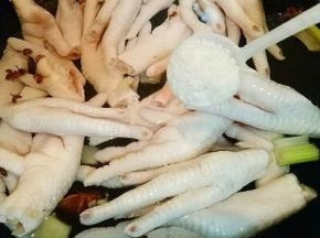 加入料酒，盐，糖大火烧开，，撇出沫子，转中小火13分钟，(可以根据个人口味定时间，喜欢软一点的多煮会，硬一点的少煮会)