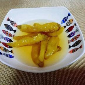 泡椒打开包装倒入碗中。