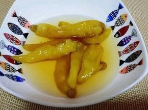 泡椒打开包装倒入碗中。