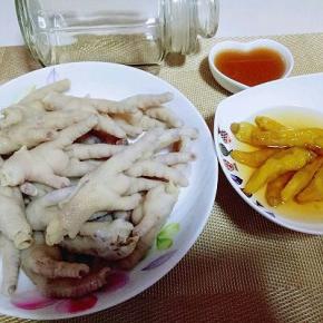 煮好的鸡爪用冷水反复冲洗，洗去脏物，晾凉备用。