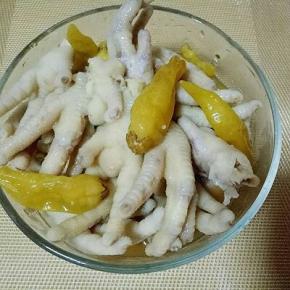煮好的鸡爪凉透后，放入玻璃碗中，倒入泡椒，可以适当加一点凉水，盖上盖子放入冰箱冷藏泡一夜。会很入味哦。
