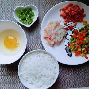 食材准备: 阿根廷红虾去皮，去虾线切碎，料酒腌制。