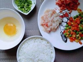食材准备: 阿根廷红虾去皮，去虾线切碎，料酒腌制。