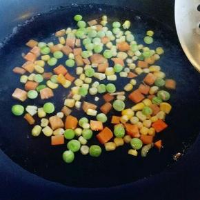 锅中加入清水，大火烧开后加入蔬菜丁，水再次烧开后2分钟立即捞出过冷水。