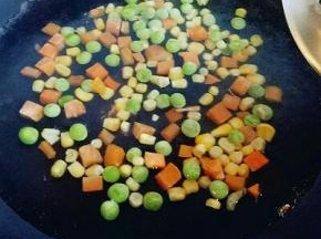 锅中加入清水，大火烧开后加入蔬菜丁，水再次烧开后2分钟立即捞出过冷水。