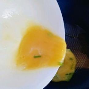 煎鸡蛋，鸡蛋打散，锅中放橄榄油，倒入蛋液，凝固后再切碎。盛出备用