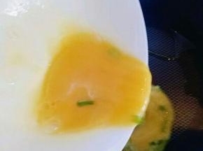 煎鸡蛋，鸡蛋打散，锅中放橄榄油，倒入蛋液，凝固后再切碎。盛出备用