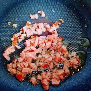 不粘锅中加入少量油，煸炒脆皮肠。