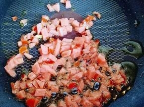 不粘锅中加入少量油，煸炒脆皮肠。