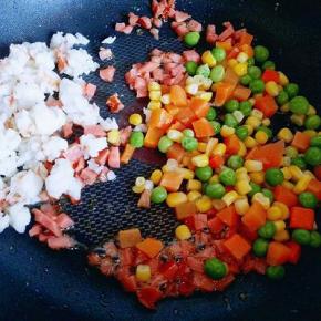 再放入虾煸炒，之后再加蔬菜丁煸炒1分钟。