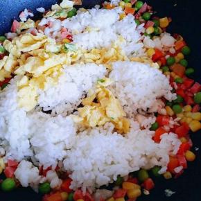 加入米饭，煎好的鸡蛋煸炒均匀。