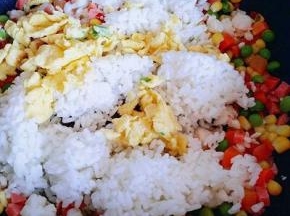 加入米饭，煎好的鸡蛋煸炒均匀。