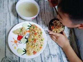 小朋友吃的好满足(^_^)