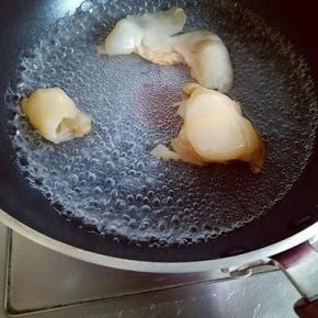 锅中加入清水烧开，放入泡好的海蜇，沸水煮30秒捞出。