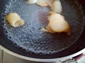 锅中加入清水烧开，放入泡好的海蜇，沸水煮30秒捞出。
