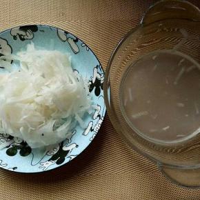 白萝卜腌制出的水份用手挤干。