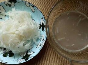 白萝卜腌制出的水份用手挤干。