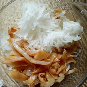 萝卜丝和海蜇丝混合再容器中。