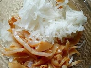 萝卜丝和海蜇丝混合再容器中。