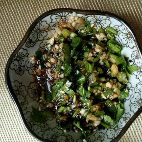 调料汁:葱蒜香菜，切碎，生抽，糖，醋，熟芝麻，拌均匀。倒容器中，搅拌均匀即可。