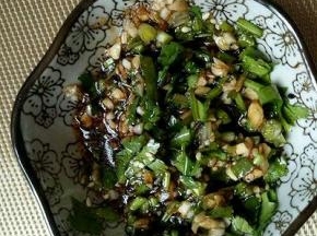 调料汁:葱蒜香菜，切碎，生抽，糖，醋，熟芝麻，拌均匀。倒容器中，搅拌均匀即可。