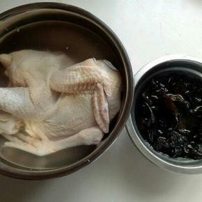 准备食材: 半只鸡放入冷水中泡38分钟，木耳冷水泡30分钟，洗干净去蒂。