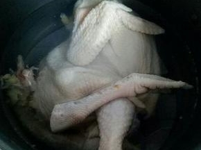 锅中加入清水，冷水入锅焯水，水烧开后即可捞出，用冷水冲洗干净。