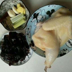 木耳洗干净撕小块。鸡冲洗干净，调料准备完毕。