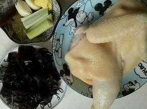 木耳洗干净撕小块。鸡冲洗干净，调料准备完毕。