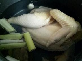 锅中加入冷水，把鸡放入，放入香料。大火烧开后转小火40分钟。